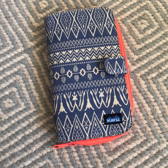 Kavu Handbags - Kavu printed wallet clutch